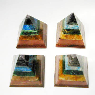 Piramide con 7 pietre chakra 4 cm