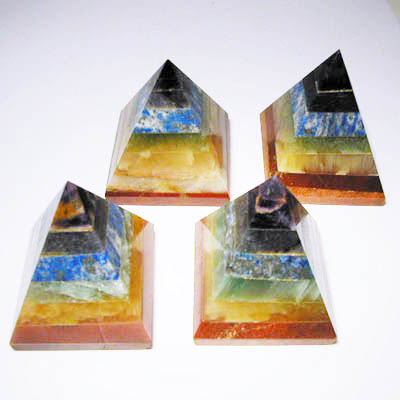 Piramide con 7 pietre chakra 6 cm