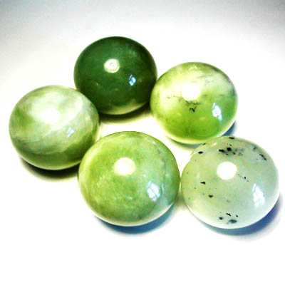 Sfera di giada verde (new jade) 4 cm